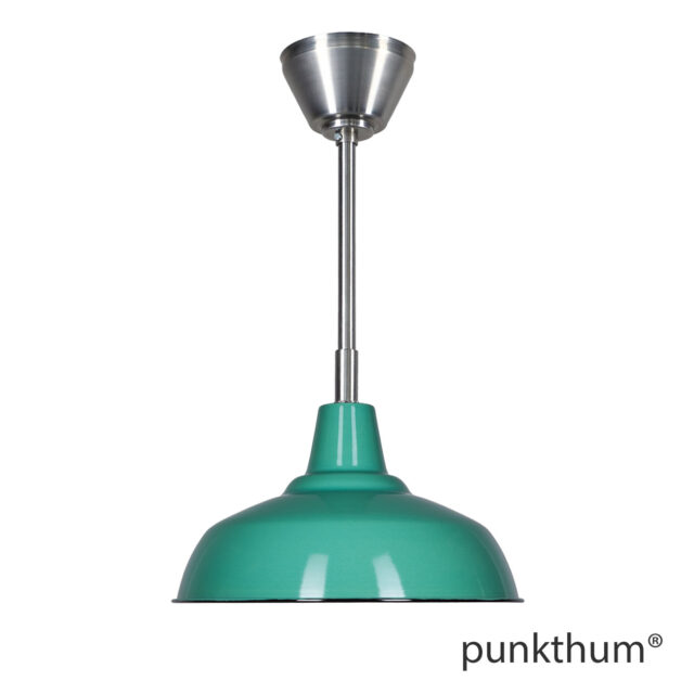 Grüne Fabriklampe, Emaillelampe mit Stahlrohr-Aufhängung und Baldachin.
