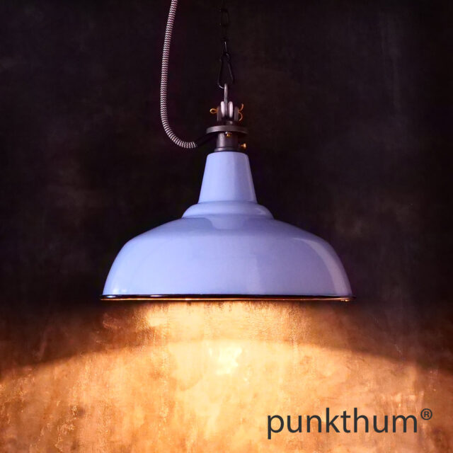Hellblaue Emaillelampe, Industrielampe mit Stahlguss-Aufhängung und Textilkabel, eingeschaltet.