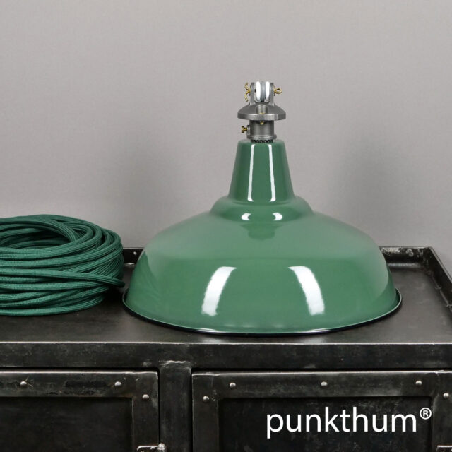 Dunkelgrüne Emaillelampe, Industrielampe mit Stahlguss-Aufhängung und grünem Textilkabel.