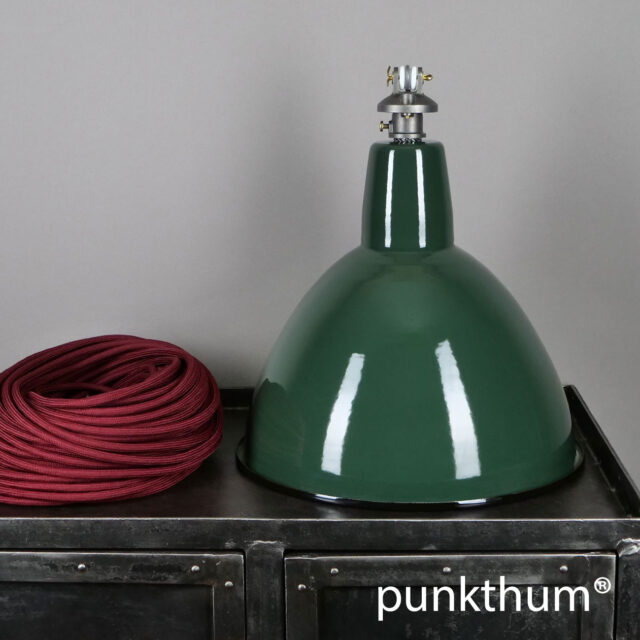 Grüne Emaillelampe, Industrielampe mit Stahlguss-Aufhängung und Textilkabel.