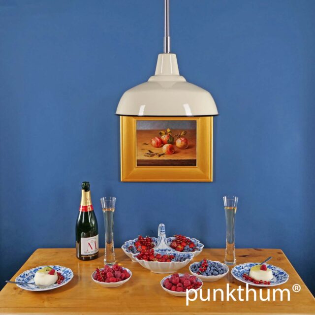 Sandfarbene Emaillelampe, Fabriklampe über dem Tisch, mit Stahlrohr-Aufhängung.