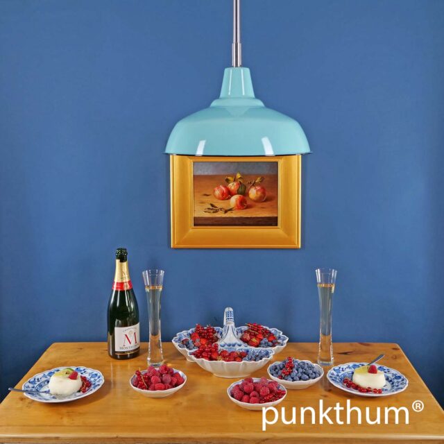 Aquamarine Emaillelampe, Fabriklampe über dem Tisch, mit Stahlrohr-Aufhängung.
