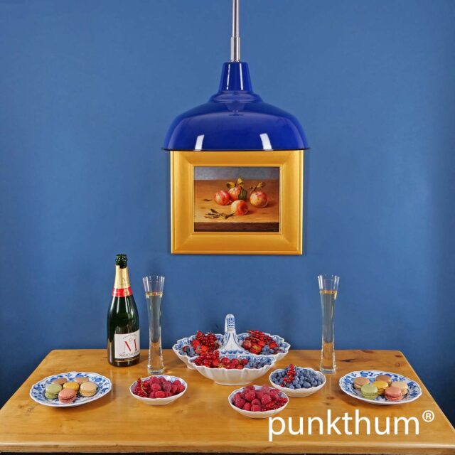 Dunkelblaue Emaillelampe, Fabriklampe über dem Tisch, mit Stahlrohr-Aufhängung.
