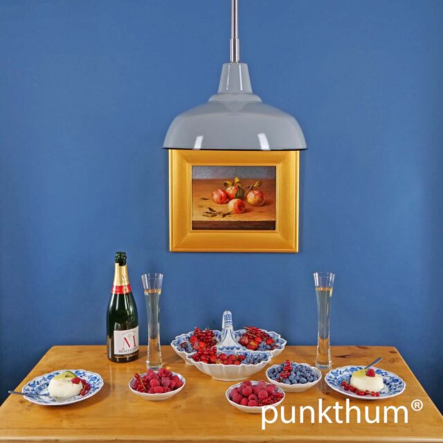 Graue Emaillelampe, Fabriklampe über dem Tisch, mit Stahlrohr-Aufhängung.