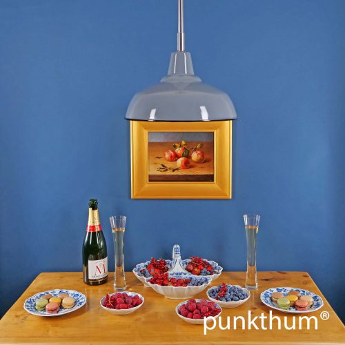 Graue Emaillelampe, Fabriklampe über dem Tisch, mit Stahlrohr-Aufhängung.