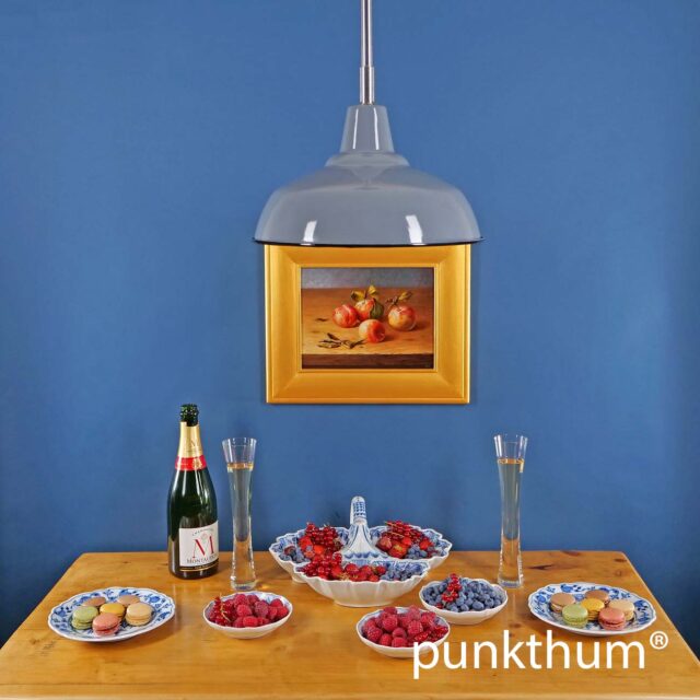 Graue Emaillelampe, Fabriklampe über dem Tisch, mit Stahlrohr-Aufhängung.