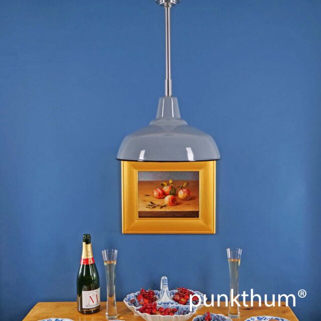 Graue Emaillelampe, Fabriklampe über dem Tisch, mit Stahlrohr-Aufhängung.