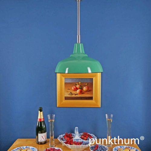 Grüne Emaillelampe, Fabriklampe über dem Tisch, mit Stahlrohr-Aufhängung.