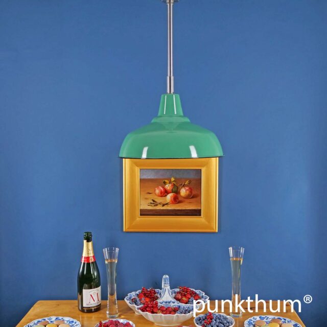 Grüne Emaillelampe, Fabriklampe über dem Tisch, mit Stahlrohr-Aufhängung.