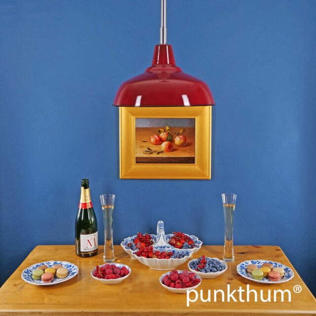 Weinrote Emaillelampe, Fabriklampe über dem Tisch, mit Stahlrohr-Aufhängung.