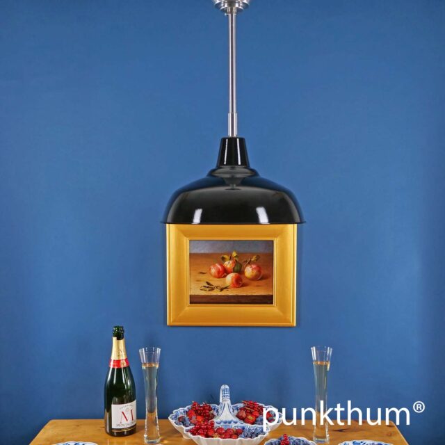 Schwarze Emaillelampe, Fabriklampe über dem Tisch, mit Stahlrohr-Aufhängung.