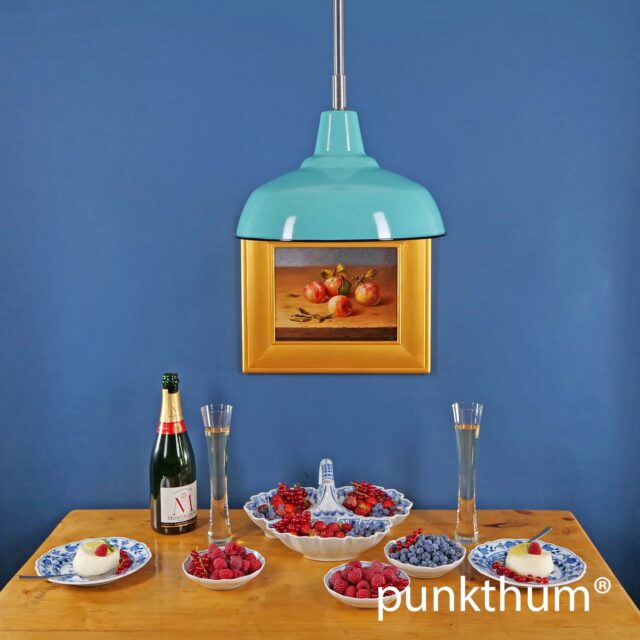 Türkise Emaillelampe, Fabriklampe über dem Tisch, mit Stahlrohr-Aufhängung.