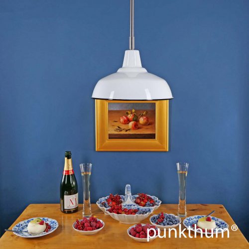 Weisse Emaillelampe, Fabriklampe über dem Tisch, mit Stahlrohr-Aufhängung.