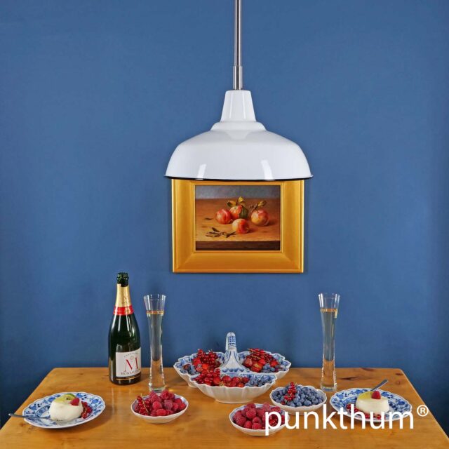 Weisse Emaillelampe, Fabriklampe über dem Tisch, mit Stahlrohr-Aufhängung.