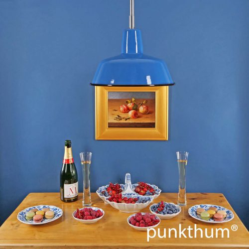 Blaue Emaillelampe, Fabriklampe über dem Tisch, mit Stahlrohr-Aufhängung.