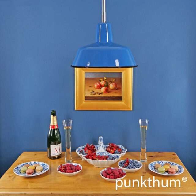 Blaue Emaillelampe, Fabriklampe über dem Tisch, mit Stahlrohr-Aufhängung.