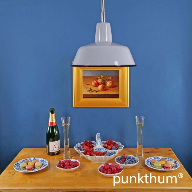 Graue Emaillelampe, Fabriklampe über dem Tisch, mit Stahlrohr-Aufhängung.