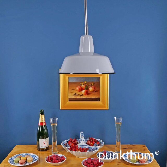 Graue Emaillelampe, Fabriklampe über dem Tisch, mit Stahlrohr-Aufhängung.