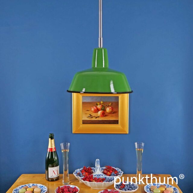Grüne Emaillelampe, Fabriklampe über dem Tisch, mit Stahlrohr-Aufhängung.