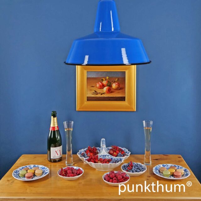 Blaue Emaillelampe über dem Tisch, mit Stahlrohr-Aufhängung.