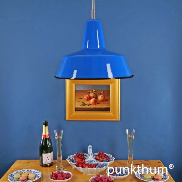 Blaue Emaillelampe, Fabriklampe über dem Tisch, mit Stahlrohr-Aufhängung.