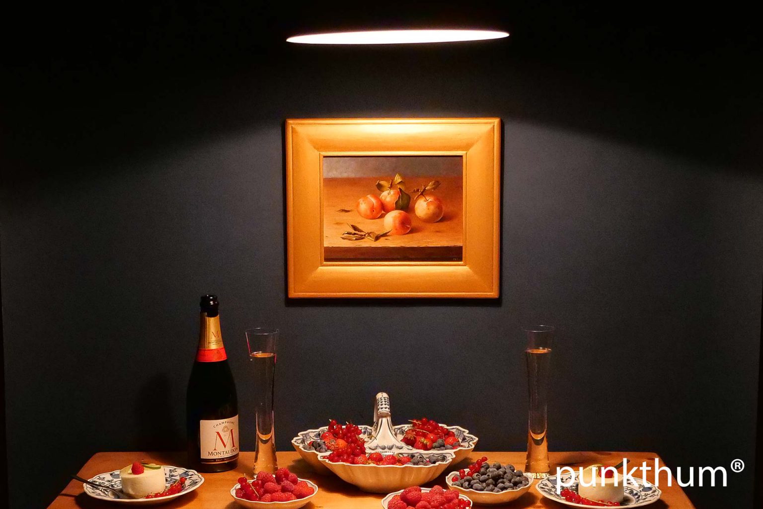 Emaillelampe über dem Tisch.