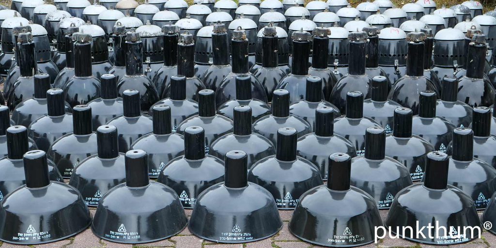 Alte schwarze Industrielampen mit Emailschirm.