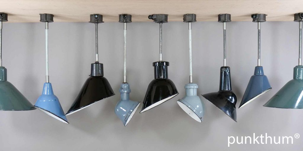 Alte asymmetrische Industrielampen mit Emailschirmen.