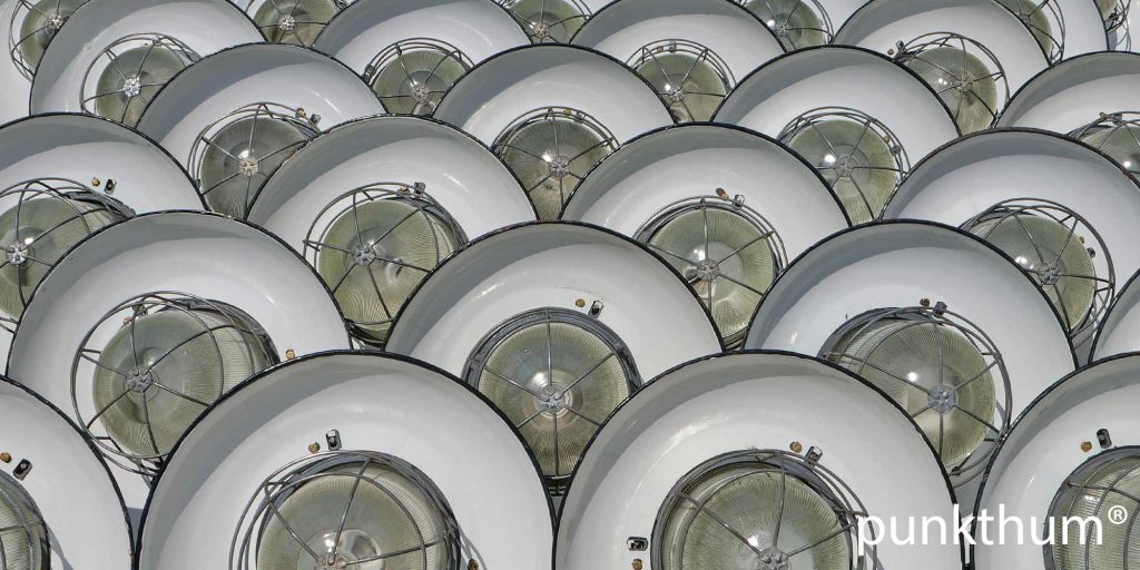 Alte Industrielampen mit Emailschirm.