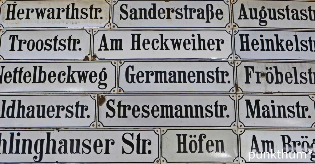 Alte Emaille Strassenschilder.