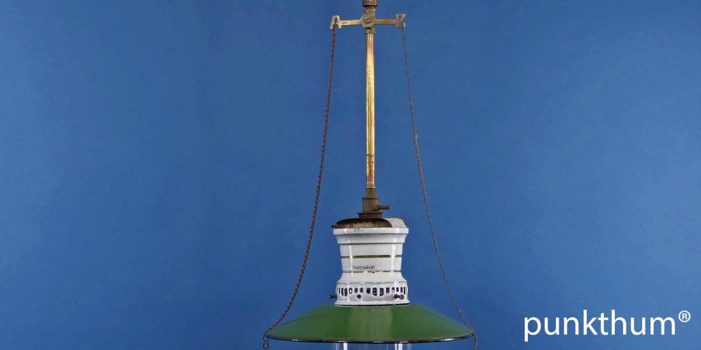 Alte Graetzinlicht Gaslampe aus den 1910-er Jahren, mit emailliertem Gehäuse und Schirm.