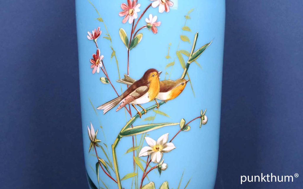 Opalinglas Vase mit Emailmalerei, Frankreich, um 1890.