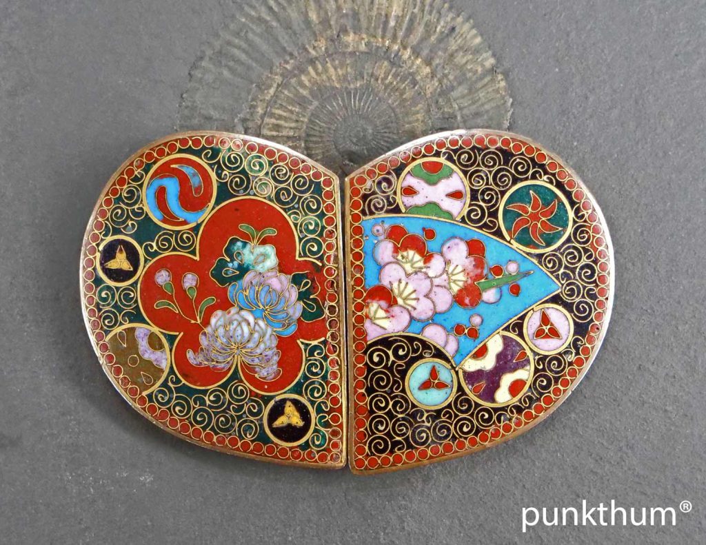 Cloisonne Shippo-yaki Gürtelschnalle aus der Meiji-Periode, um 1880.