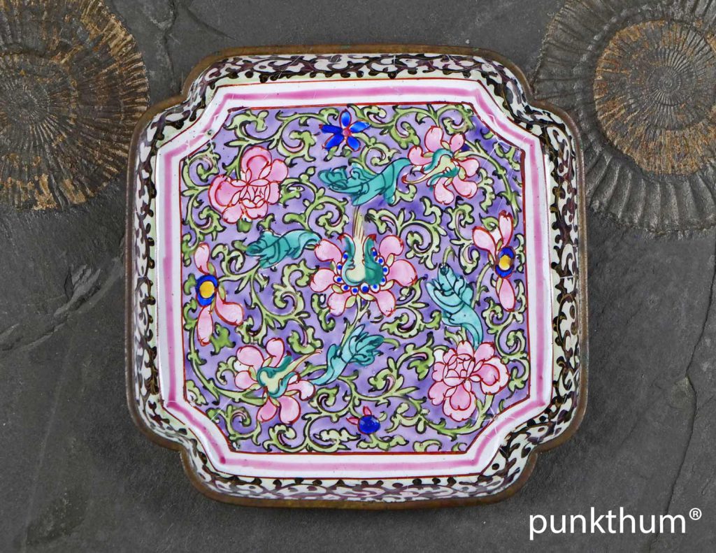 Kanton Emaille Schale mit floralen Motiven aus dem 18. Jahrhundert, Qianlong.